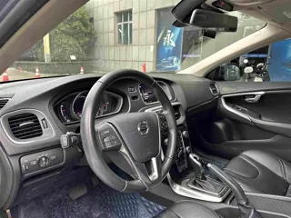 Volvo V40 2019 купить из Китая, цена 1 495 000 ₽ — Suifenhe Auto