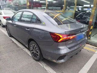 Roewe i5 2022 купить из Китая, цена 871 000 ₽ — Suifenhe Auto