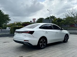 Roewe i5 2023 купить из Китая, цена 874 000 ₽ — Suifenhe Auto