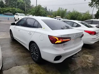 Roewe i5 2022 купить из Китая, цена 1 025 000 ₽ — Suifenhe Auto