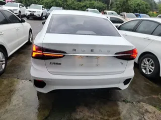 Roewe i5 2022 купить из Китая, цена 1 025 000 ₽ — Suifenhe Auto