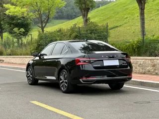 Skoda Superb 2023 купить из Китая, цена 2 263 000 ₽ — Suifenhe Auto