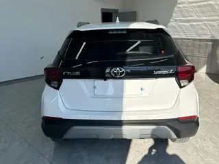 Toyota Yaris 2022 купить из Китая, цена 1 393 000 ₽ — Suifenhe Auto