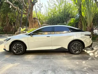 Toyota bZ3 2023 купить из Китая, цена 3 244 000 ₽ — Suifenhe Auto