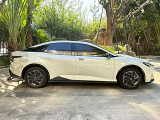 Toyota bZ3 2023 купить из Китая, цена 3 244 000 ₽ — Suifenhe Auto