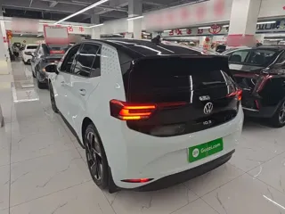 Volkswagen ID.3 2023 купить из Китая, цена 1 672 000 ₽ — Suifenhe Auto