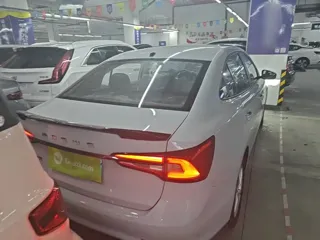 Roewe i5 2021 купить из Китая, цена 1 102 000 ₽ — Suifenhe Auto