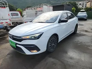 Roewe i5 2021 купить из Китая, цена 1 180 000 ₽ — Suifenhe Auto