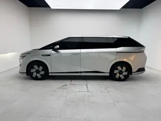 Xpeng X9 2025 купить из Китая, цена 6 740 000 ₽ — Suifenhe Auto